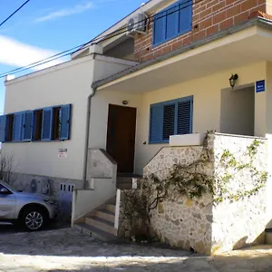 Apartament Maria, Nin