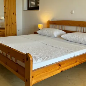 Apartament Bernarda 1, Nin