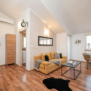 Apartament Anita, Nin